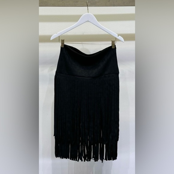 (67006-BLK) ZIP UP FAUX SUEDE MINI SKIRT WITH FRINGE HEM DETAIL - Picture 6 of 7